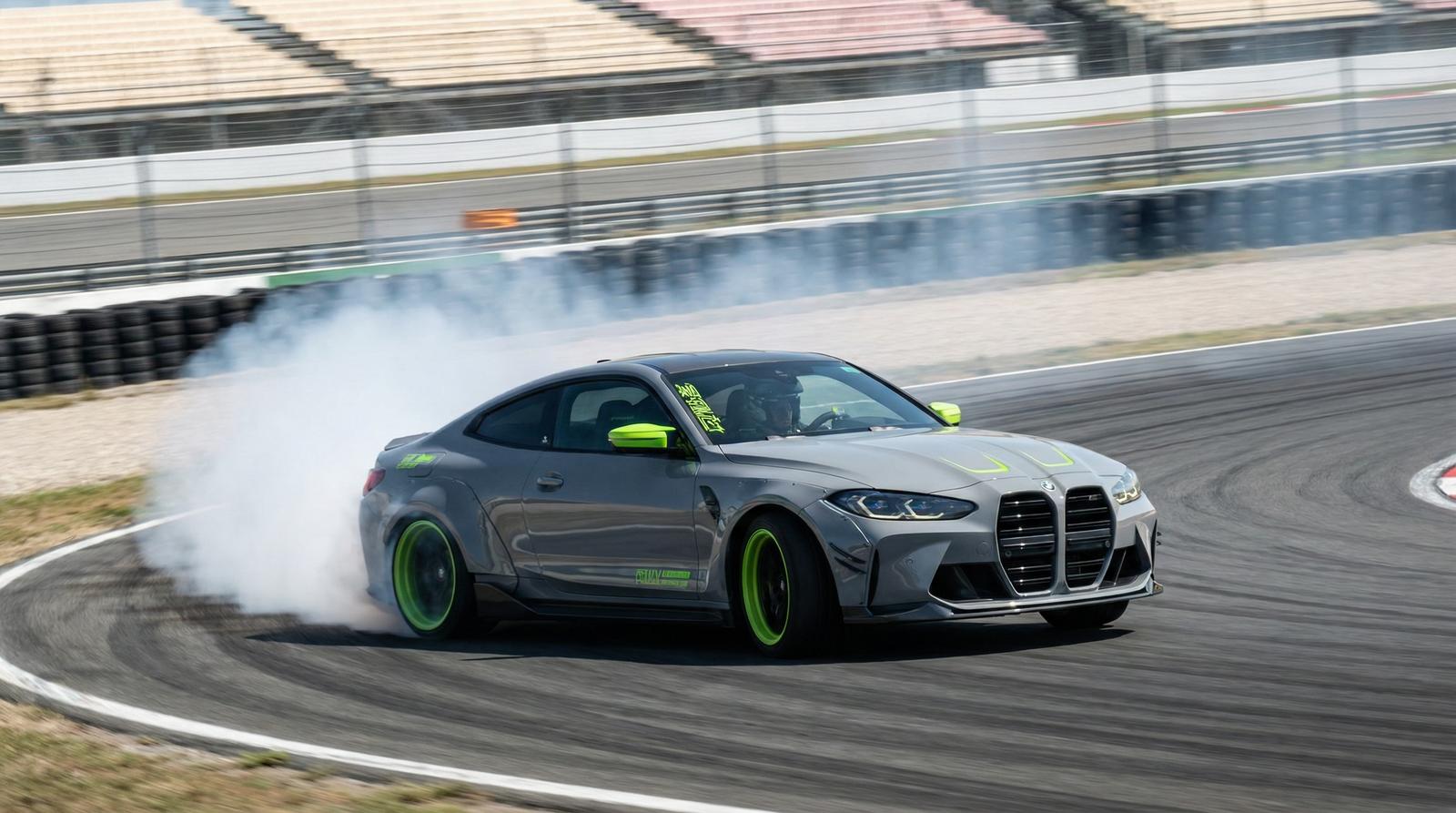 蓝导航 - 赛道漂移挑战：改装M4极限测试视频